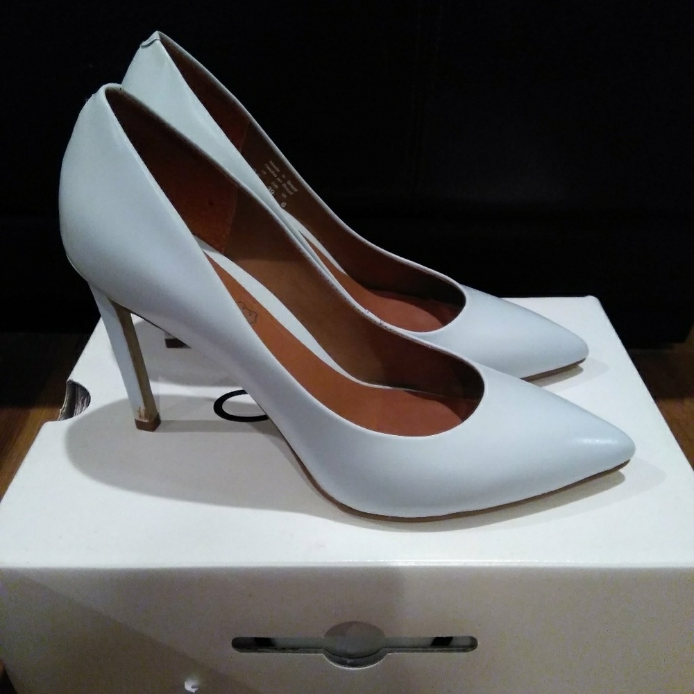 Shoes - Picture 2 of 4